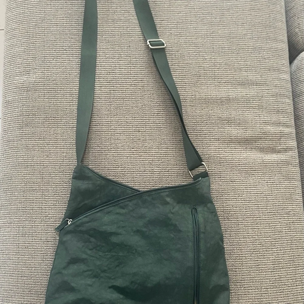 Travelon Stylish Green Crossbody Bag - Picture 3 of 9